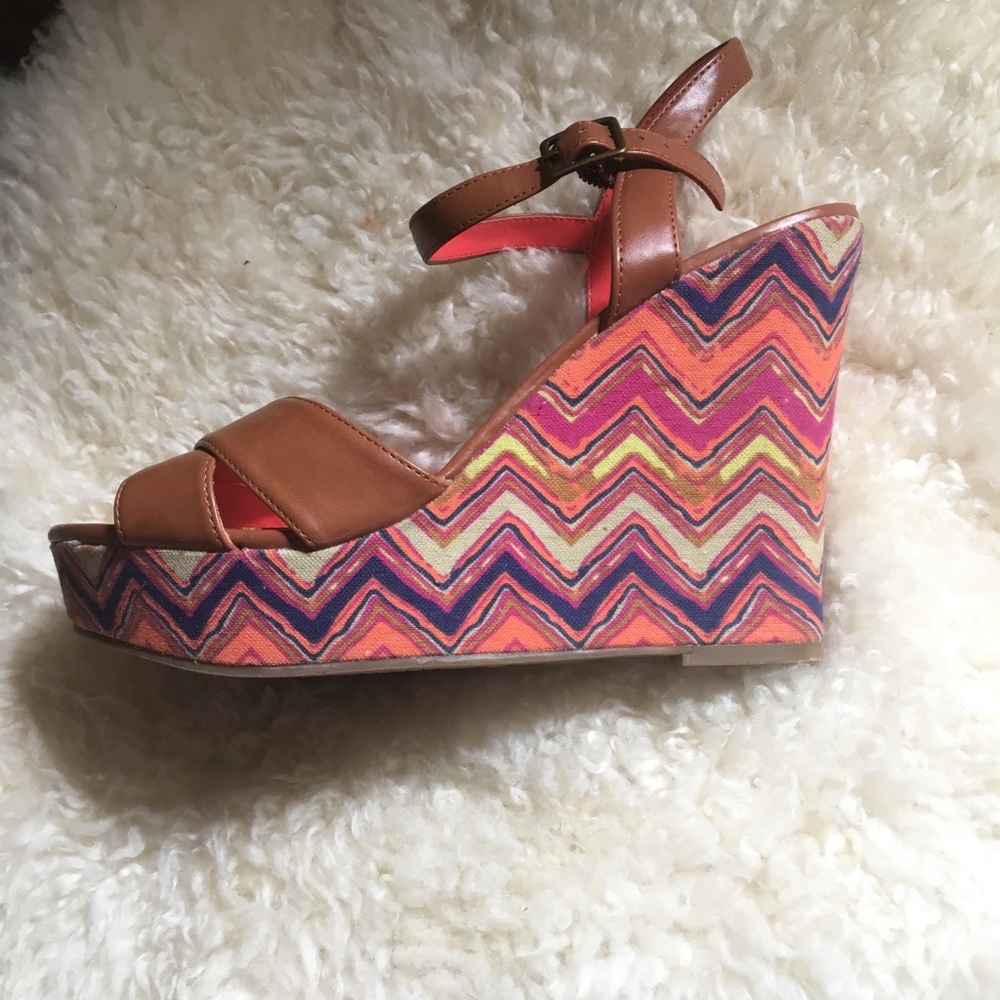 American Eagle wedge size 8.5 with zig zag print